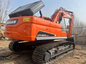 Excavadora Doosan Dx300 usada a la venta enfocada en el componente del motor central - Product Image 4