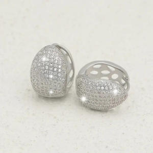 Pendientes Huggie de Lujo en Oro Blanco, Plata 925 con Cristales de Rhinestone y Microincrustaciones, Joyería para Mujer para Fiestas - Product Image 4