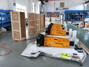 SOOSAN SB43 Brise-roche hydraulique de type supérieur pour excavatrice de 5 à 12 tonnes avec tuyaux de burin, boîte à outils et joint K - Product Image 3