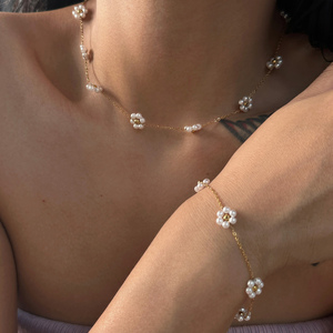 Conjunto de Collar y Pulsera de Cadena de Acero Inoxidable Chapado en Oro de 18k Resistente al Deslustre Joyería de Moda para Mujer con Delicada y Bonita Flor de Perla - Product Image 1