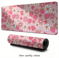 Tapis de souris mignon à motifs floraux et fraises pour espaces de travail et chambres. Motifs de camping amusants avec des fleurs roses et des fraises.