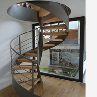 Escalier en colimaçon sur mesure avec structure métallique et marches en bois pour projet de construction résidentielle