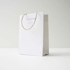 Sac en papier de haute qualité avec poignée en ruban, sac en papier recyclable de luxe, sacs cadeaux en carton, emballage cosmétique - Product Image 1