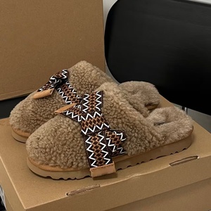 Pantuflas de Diseñador Unisex de Alta Calidad y Lujo, Tipo Uggs, Térmicas, Ligeras, Cómodas, Antideslizantes y Transpirables para el Hogar, Invierno y Otoño - Product Image 3