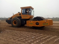 Rouleau Vibratoire Monocylindre YZZT39, Force d'Excitation 930KN, Compresseur de Sol Robuste 280KW, pour Fondations de Ponts Routiers et Barrages, Entièrement Automatisé