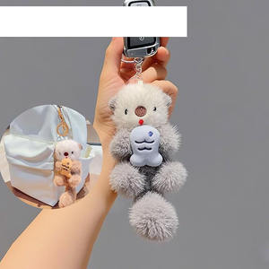 Nouveau Porte-clés en peluche de coton motif Loutre marine de dessin animé, petit pendentif avec poisson, figurine de loutre marine, pendentif décoratif pour sac à dos, vente en gros - Product Image 3