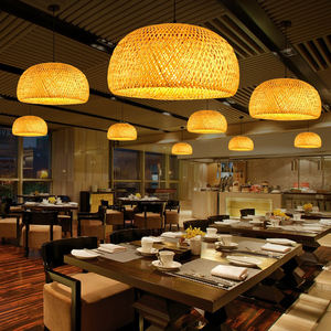 Lampada a sospensione in bambù intrecciata a mano naturale semicircolare del Vietnam - Product Image 3