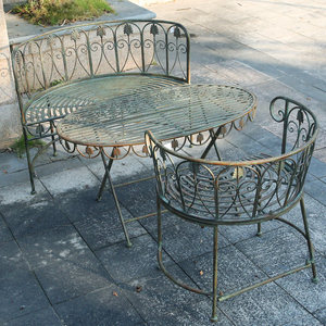 Ensemble de meubles de jardin décoratifs en fer forgé vieilli style rétro, comprenant une table et une chaise à double dossier pour villa et cour - Product Image 1
