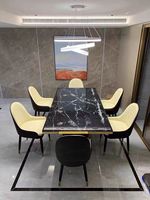 Ensemble de table et de chaises à manger en marbre moderne avec structure en métal pour la salle à manger à domicile