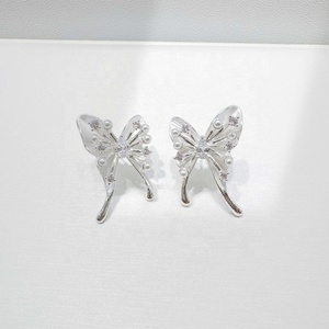 Pendientes de plata de ley 925 al por mayor, estilo coreano, pequeños y elegantes, con baño de oro, con diseño de mariposa, para mujer. - Product Image 1