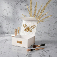 Boîte cadeau cosmétique magnétique de luxe avec logo personnalisé, matériaux recyclés, doublure en éponge, emballage en carton rigide blanc/rose, papillon