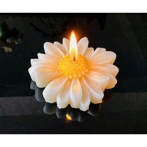 Candele Profumate Creative a Forma di Margherita Fatte a Mano, Candele Aromaterapiche Romantiche in Cera di Soia a Forma di Camomilla - Product Image 4