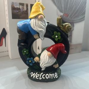 Figura de Gnomo de Jardín de Resina con Letrero de Bienvenida, Decoración para Exteriores - Product Image 1