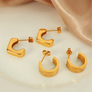 Pendientes Geométricos Tipo Huggie, Chapados en Oro, Aleación de Zinc, Forma de C Pequeña, Joyería de Moda - Product Image 1