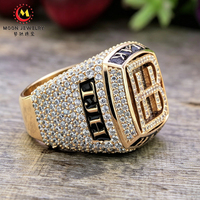Bague de championnat personnalisée 2026 avec mascotte animale et forme carrée, idéale pour les passionnés de bagues de championnat de style universitaire