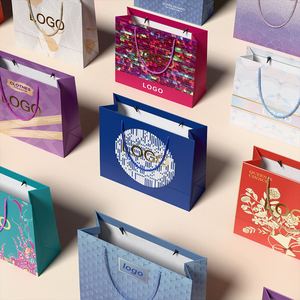 Bolsa de Papel para Regalo de Compras de Estilo Clásico con Logotipo Estampado y Cinta, Embalaje de Ropa Personalizado de Alta Calidad - Product Image 1