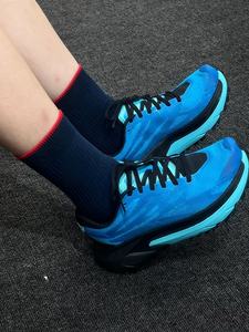 Zapatillas Deportivas de Diseño de Alta Gama, Marca Hokas, con Logotipo, Estilo Clásico Retro, Amortiguación, Tendencia de Moda - Product Image 4