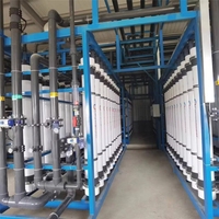 Vente en gros : Installation industrielle de traitement d'eau pure par osmose inverse 2000L avec cuve sous pression contrôlée par PLC