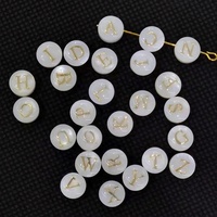Breloques en perles de coquille blanches avec initiales plaquées or 8 mm pour la fabrication de colliers et de bracelets