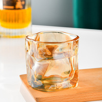 Vaso de Vidrio Nórdico Moderno con Diseño Irregular y Textura Arrugada, Transparente, Gris Ahumado, para Whisky, para Bar