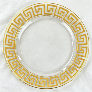 Assiettes de présentation transparentes en plastique avec motif clé grecque dorée, personnalisables en gros (OEM/ODM) pour réceptions de mariage et événements - Product Image 1