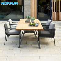 Ensemble table et chaises de patio en bois massif et osier pour l'extérieur Table à manger personnalisée en bois massif à chevrons Accoudoir demi-chaise en rotin