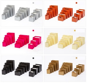 ถุงกระดาษของขวัญสีดำด้าน พิมพ์โลโก้ตามสั่ง สีน้ำตาลคราฟท์ สีทอง พร้อมหูหิ้ว โบว์ริบบิ้น สำหรับร้านค้าบูติก ถุงกระดาษรักษ์โลก - Product Image 6