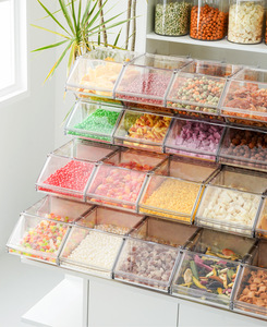 Venta al por mayor de acrílico transparente de gran capacidad personalizado caja de almacenamiento de alimentos dulces estante de aperitivos colgante bolsillo transparente para uso en el baño - Product Image 3