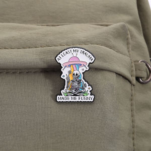 Mijn Trauma Maakte Me Tenminste Grappige Emaille Pin Geestelijke Gezondheid Citaat Broche Skelet Ontwerp Revers Badge Sieraden Voor Vrienden - Product Image 3