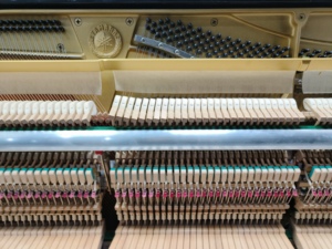 Piano Vertical Clásico Yamaha MC301, Importado de Japón, Artesanía Superior, Negro, Rendimiento Suave - Product Image 3