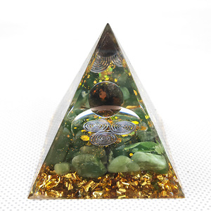 Pyramide en époxy cristal avec pierres vertes et feuille d'or, ornement de bureau Feng Shui pour la maison, le bureau et l'étude - Product Image 1