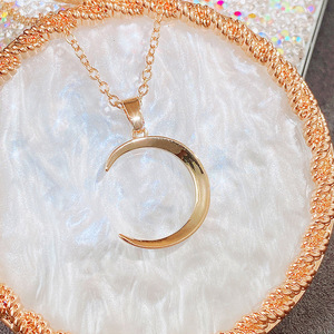 Ciondolo Luna in Oro Rosa, Design Minimalista, Gioiello Unisex per Uso Quotidiano - Product Image 1