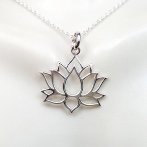 <span class=keywords><strong>Collana</strong></span> <span class=keywords><strong>di</strong></span> fiori <span class=keywords><strong>di</strong></span> <span class=keywords><strong>loto</strong></span> 316l in acciaio inox Pvd placcato oro 18k gioielli Yoga <span class=keywords><strong>collana</strong></span> <span class=keywords><strong>di</strong></span> <span class=keywords><strong>loto</strong></span> sacro <span class=keywords><strong>con</strong></span> pietra <span class=keywords><strong>di</strong></span> natale - Product Image 3