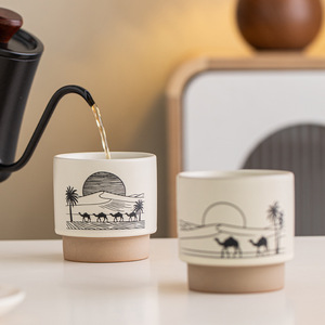 Tasse en céramique classique beige motif paysage désertique, tasse à thé en grès minimaliste imprimé chameau et palmier pour la maison et la cérémonie du thé - Product Image 4