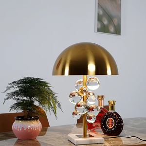 La lámpara de mesa de Globo consiste en una serie de bolas de vidrio flotantes en un polo de metal delgado con una cúpula de metal en la parte superior para hacer el Globo - Product Image 3