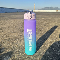 Bouteille d'eau sport classique en plastique grande capacité 700 ml avec couvercle à paille pour boire directement – Idéale pour la rentrée scolaire