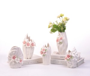 Jarrón de Cerámica Esmaltada Blanca con Flores 3D Rosadas para Decoración del Hogar, Marca BUYIT - Product Image 4