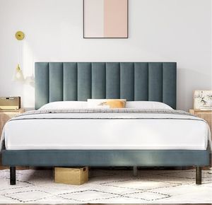 Кровать размера «queen-size» с винтажным дизайном, металлическим каркасом, мягким изголовьем и деревянными ламелями. - Product Image 3