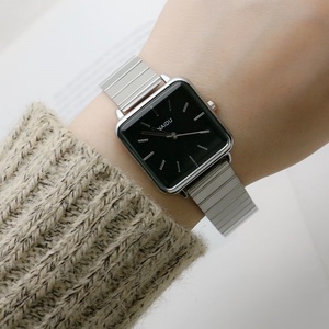 Reloj de pulsera minimalista para mujer con esfera verde y brazalete de metal dorado - Product Image 5