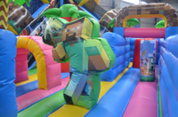Château Gonflable Commercial en PVC à Succès : Combo Toboggan Thème Monde Magique pour Enfants, Idéal pour Locations de Fêtes et Parcs d'Attractions