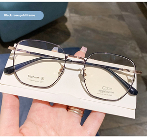 <span class=keywords><strong>2025</strong></span> mát phong cách Titan đen khung lớn Nam Nữ Kính mắt hợp thời trang kính cận thị dây vàng viền ánh sáng thân cây sang trọng - Product Image 5