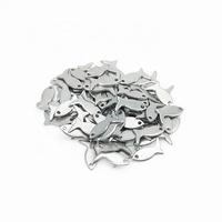 Logo en forme de petit poisson en acier inoxydable personnalisé étiquettes à breloques en métal accessoires pendentifs pour colliers de bijoux fabrication de bracelets