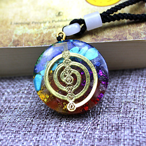 Collier pendentif en résine cristalline, géométrique, avec serti rond, pour usage quotidien, unisexe, fabriqué à Lianyungang - Product Image 1