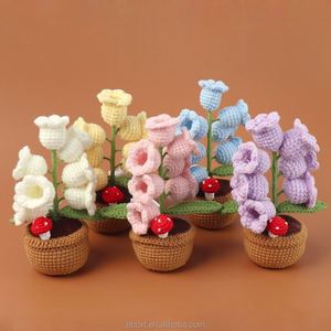 Lampe de table ornée de fleurs artificielles au crochet : lys de la vallée avec lumière intégrée - Product Image 1