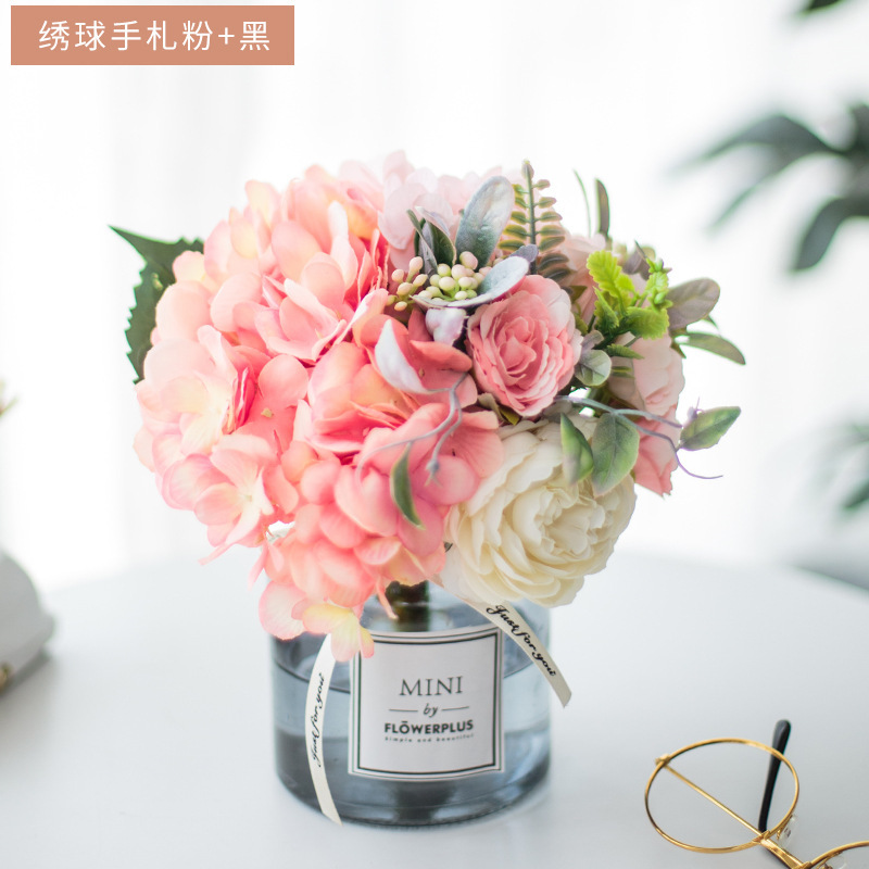 ขวดสีดำดอกไฮเดรนเยียสีชมพูเข้ม
