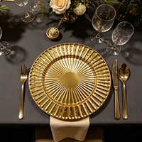 Assiette de présentation en plastique doré à nervures radiales, robuste, réutilisable, durable, brillante et légère, pour la restauration hôtelière, les mariages et les événements.