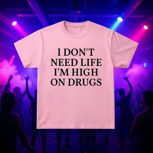 T-shirt 'Non ho bisogno della vita, sono drogato' - Maglietta divertente e sarcastica con meme, abbigliamento da rave - Product Image 3