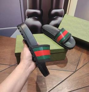 2026 En gros Claquettes d'extérieur de luxe de créateur pour hommes et femmes, tendance, imperméables, respirantes, personnalisées, avec embout en PVC et semelle intermédiaire en TPR - Product Image 4