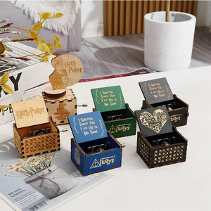 Nouvelle boîte à musique rétro en bois à manivelle avec un design minimaliste moderne, cadeau créatif pour les couples, anniversaire - Product Image 2