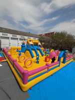 Château gonflable combiné toboggan et château rebondissant sur le thème de la région polaire arctique pour le carnaval de Noël